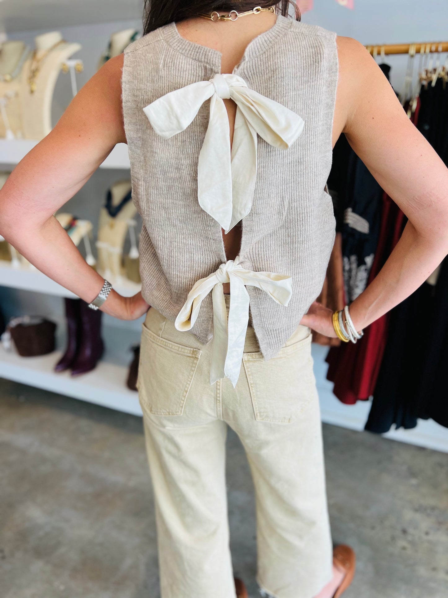 BACK BOW TIE SLEEVELESS SWEATER